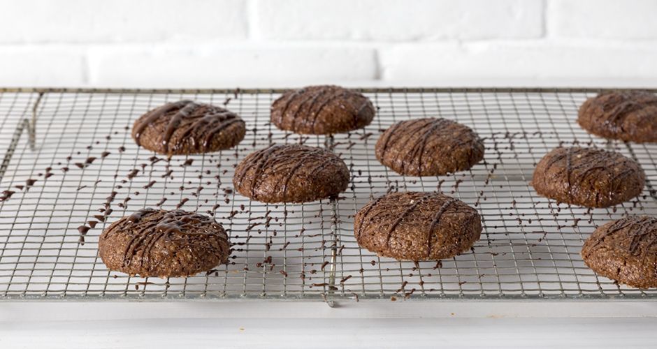 Almond cookies with olive oil and chocolate