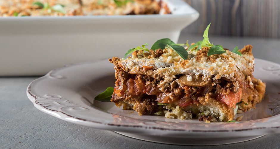 Chili con carne with bread in the oven