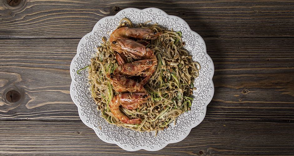 Whole wheat spaghetti with shrimp and zucchini