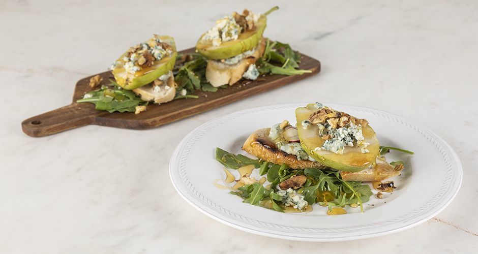 Bruschetta with pears and blue cheese