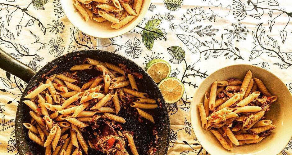 Πένες με τόνο, curry και δάφνη