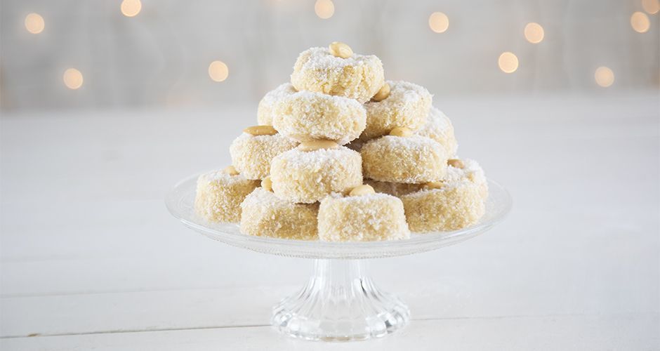 Raw Greek almond snowballs – Kourabiedes