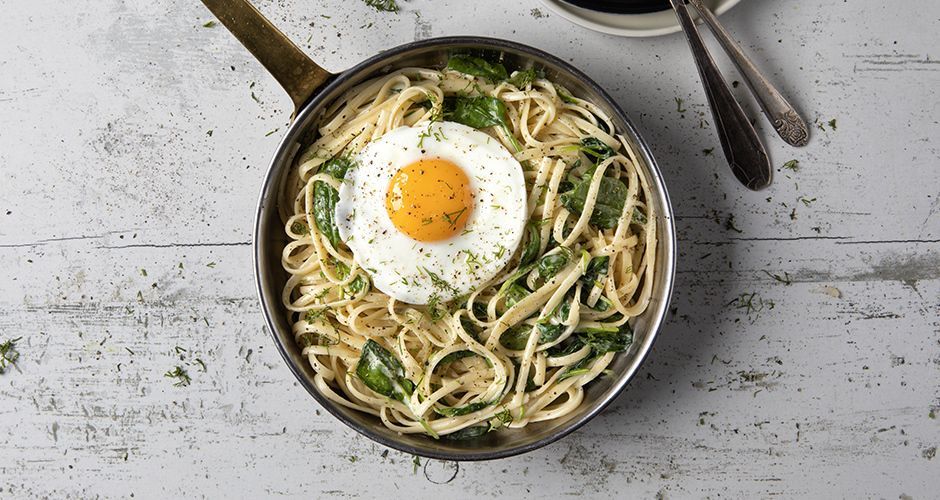 Pasta with spinach and fried eggs