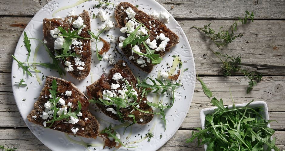 Goat cheese and rocket bruschetta