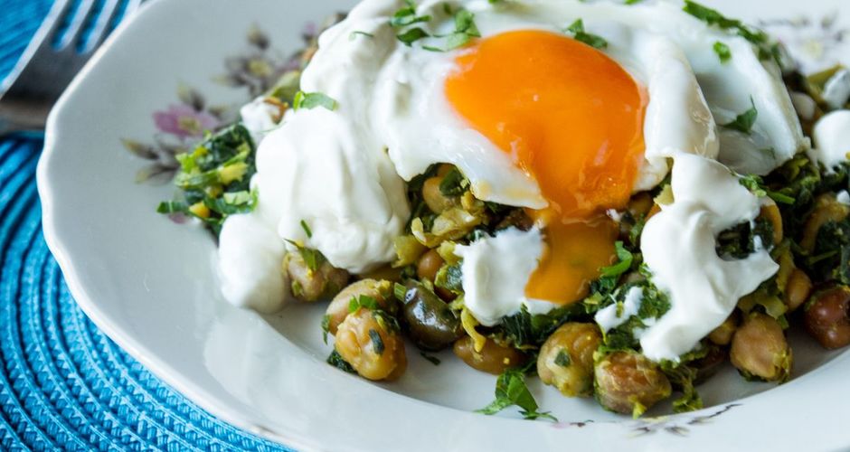 Fried eggs with curried chickpeas