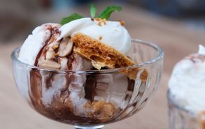 Recipe thumb akis petretzikis pagwto me honecomb kai saltsa sokolatas