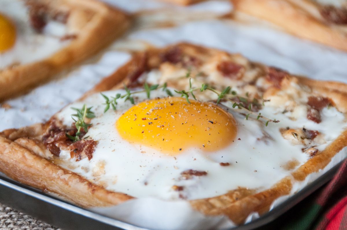 Eggs and bacon breakfast tartlets Recipe | Akis Petretzikis
