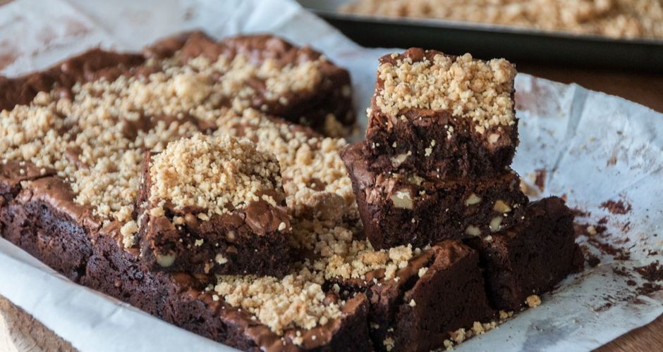 Chocolate Brownies with an Almond Crumble Recipe Akis Petretzikis