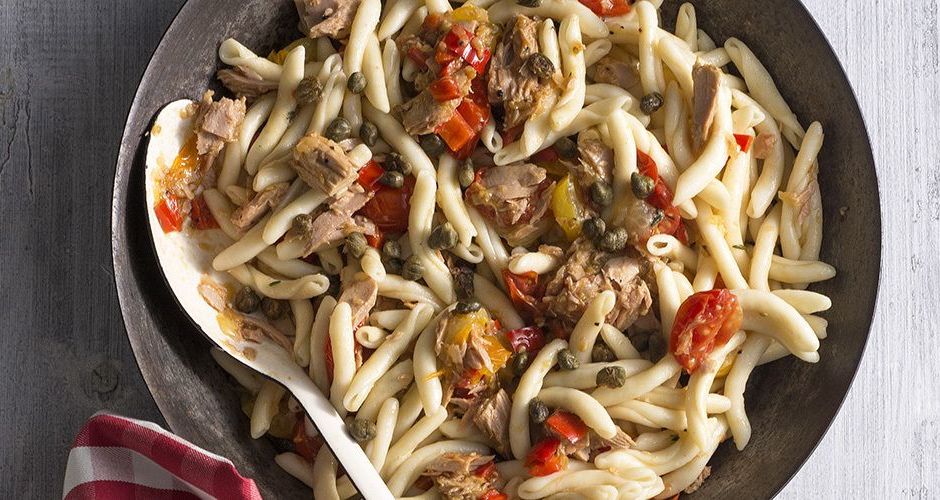 Strozzapreti with tuna