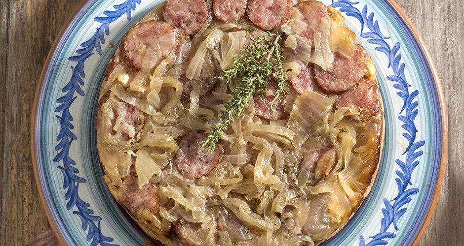 Ανάποδη κρεμμυδόπιτα με λουκάνικα