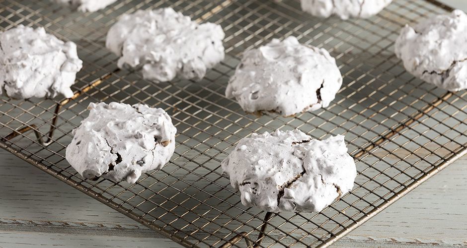Quick and easy almond chocolate meringue cookies